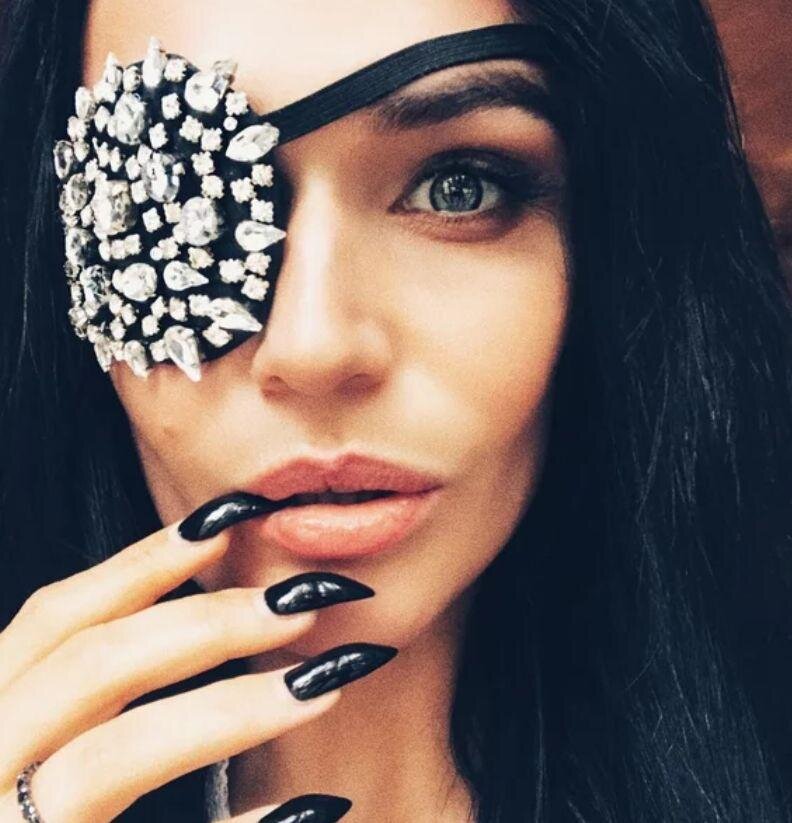 Да уж ! адский видимо маникюр !смелая !Алёна   Водонаева !а возраст  всё равно не спрячешь ! хоть сколько на тебе тон штукатурки ! а как вам дорогие мои? 