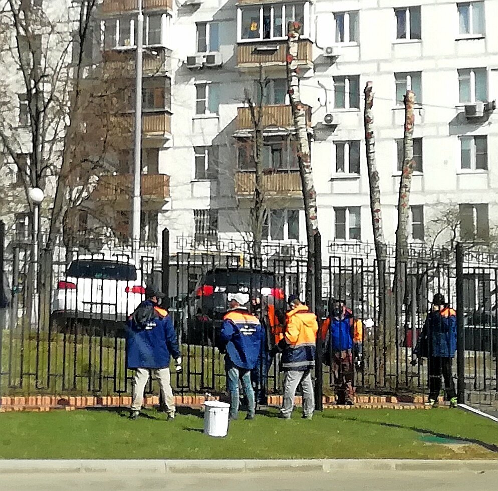 Благоустройство: красят забор больницы. Плитка впереди!