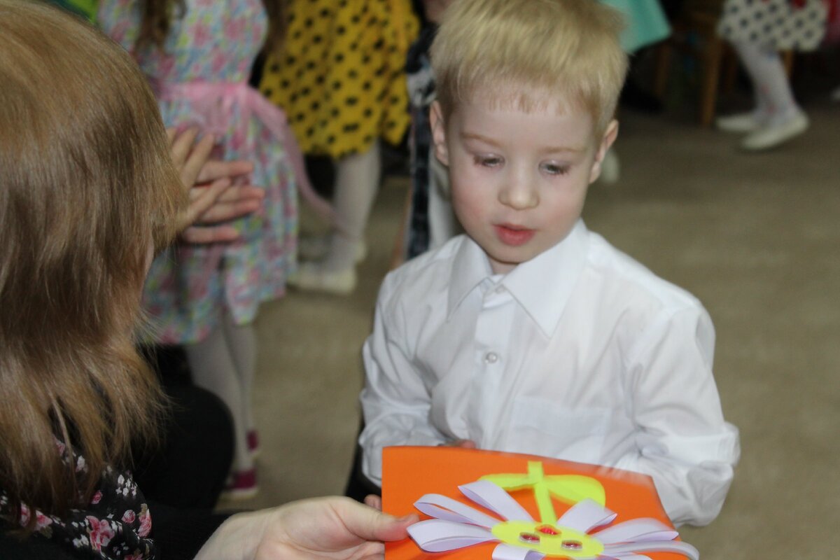 на утренник 8 марта в детский сад я пришла нарядная и вовремя. СЫН.