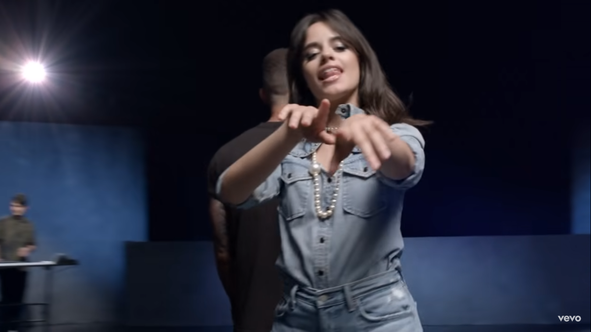 Камила Кабельо – в детстве с родителями эмигрировала из Кубы в США (правда, её сердце в Гаване, Гаване-на-на-на). И, конечно, она не забывает рассказать о своей судьбе, когда борется за права иммигрантов. Также, она сторонница прав ЛГБТК+ и противница расизма.