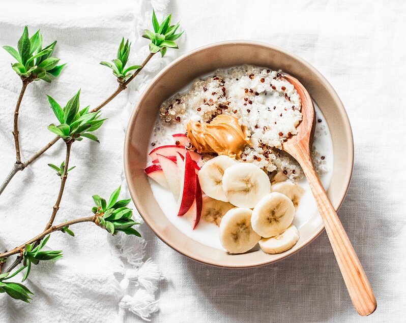 Вариант каши из киноа с ялоком, бананом, арахисовой пастой
