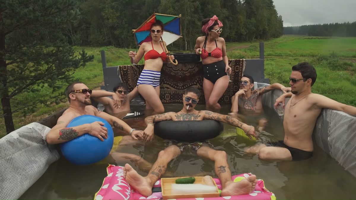 Красивая жизнь по-русски... (фрагмент клипа THE HATTERS - RUSSIAN STYLE)