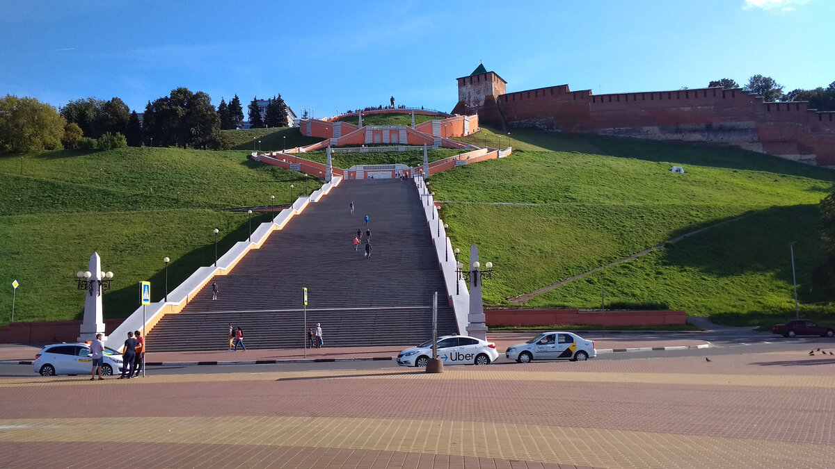 На первой фотографии вид на лестницу с набережной Волги, на втором фото вид на лестницу от памятника Чкалову.