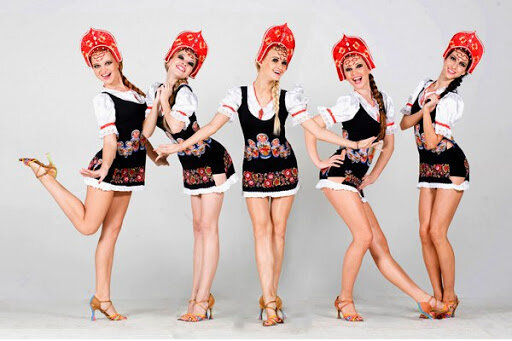 так люди раньше не ходили, такое в деревнях не носили