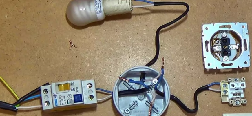 Выключатели бывают разными: сенсорными, с регулятором, многоклавишные, однокнопочные. Последний вариант пользуется наибольшей популярностью благодаря низкой себестоимости. Простейший способ запитки не предполагает использования распредкоробки, но придется вести отдельную ветвь проводки. Поэтому чаще используют схему, описанную далее.