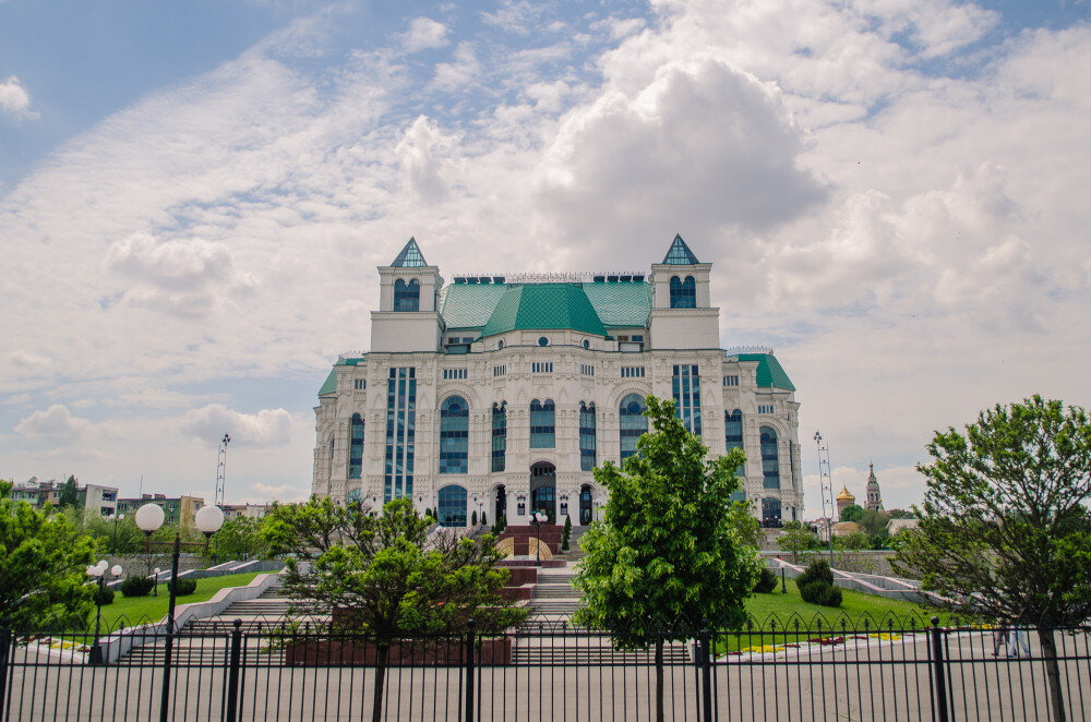 Всемирная пандемия очень круто поменяла жизнь артистов астраханского театра оперы и балета. Но они не лишились оптимизма и перенаправляют все свои силы на благотворительность.