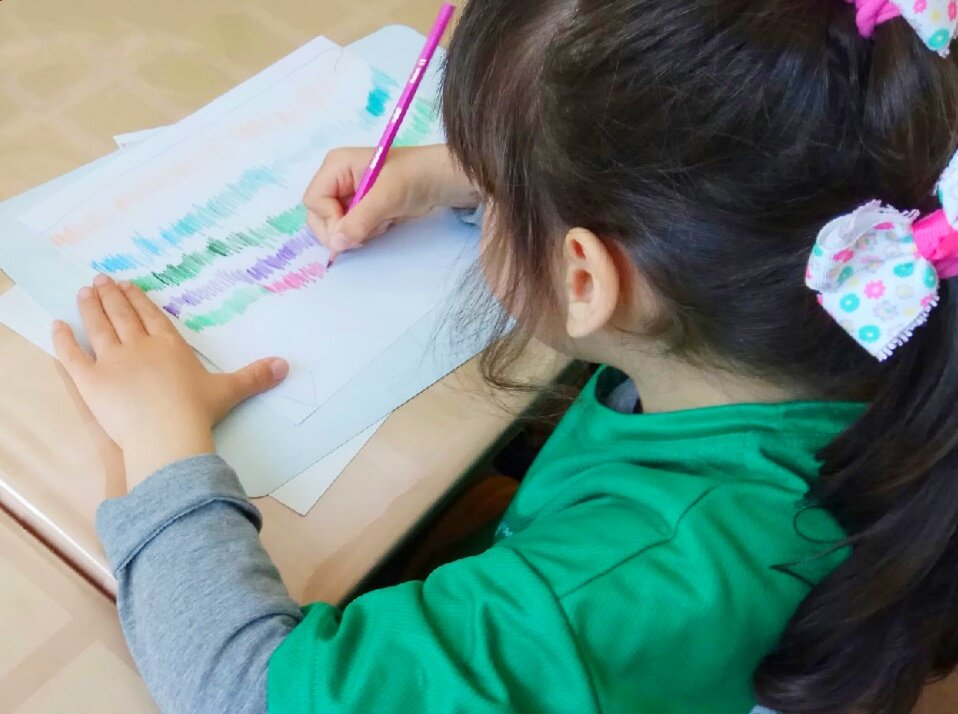 Младшая дочь Ольги Черновой на уроке графокоррекции в программе "Успешный Старт" Татьяны Гогуадзе.