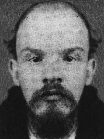 Фото взято со свободного источника в интернете. Ленин, он же Ульянов Володя