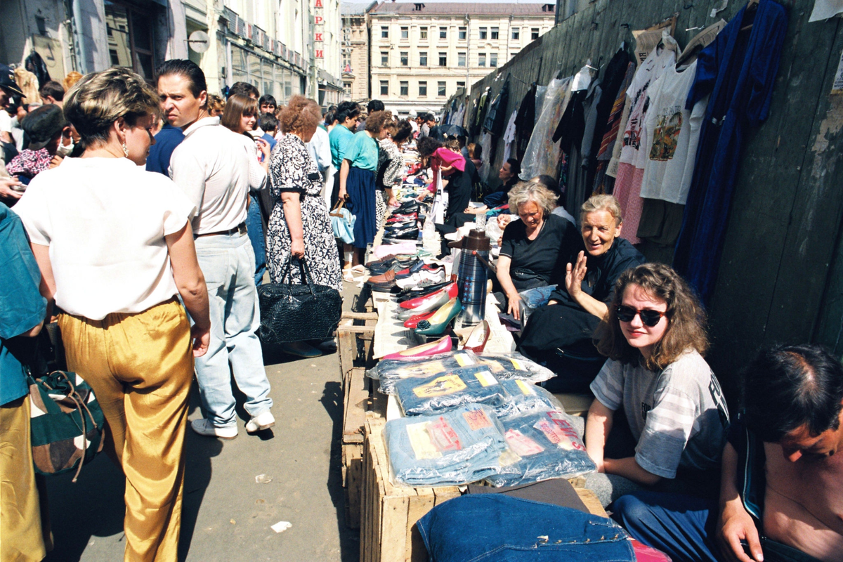 Начала вспомним. Москва 90-е рынки. Святые Москва 90е. Лихие 1990-е Москва. Рынок 90х на Арбате.