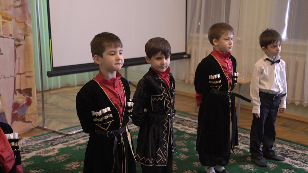 Почему многие кавказские мужчины вообще не берут своих сыновей на руки