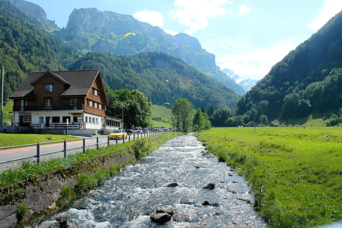 Aus schweiz. Аппенцелль Швейцария. Швейцария горы Аппенцель. Аппенцелль Швейцария лето. Аппенцелль Швейцария осень.