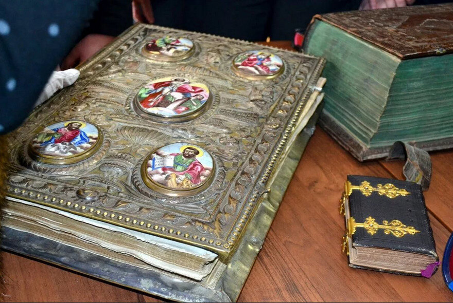 А.Б. Ильин
Александр Борисович Ильин жил в Кировограде и работал электриком. Как простой работяга он ходил в кирзовых сапогах и замусоленной робе.-4