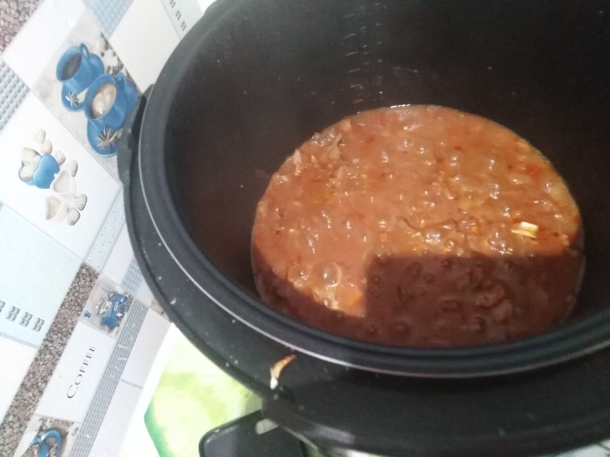 Понадобится :1 луковица, 1 столовая ложка крахмала, 1 ст л. Томатной пасты, 2 зубчика чеснока, вода, приправы и соль,и 4 ст.л.соевого соуса, подсолнечное масло.