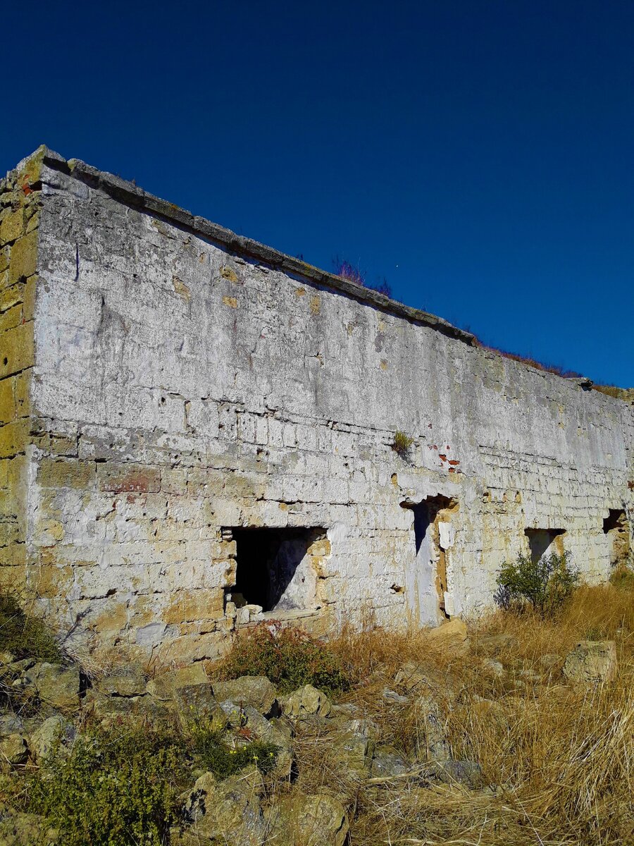 Заброшенное помещение в Керчи на территории крепости Ени-Кале, на стенах люди выбивали год, 1968, показываю