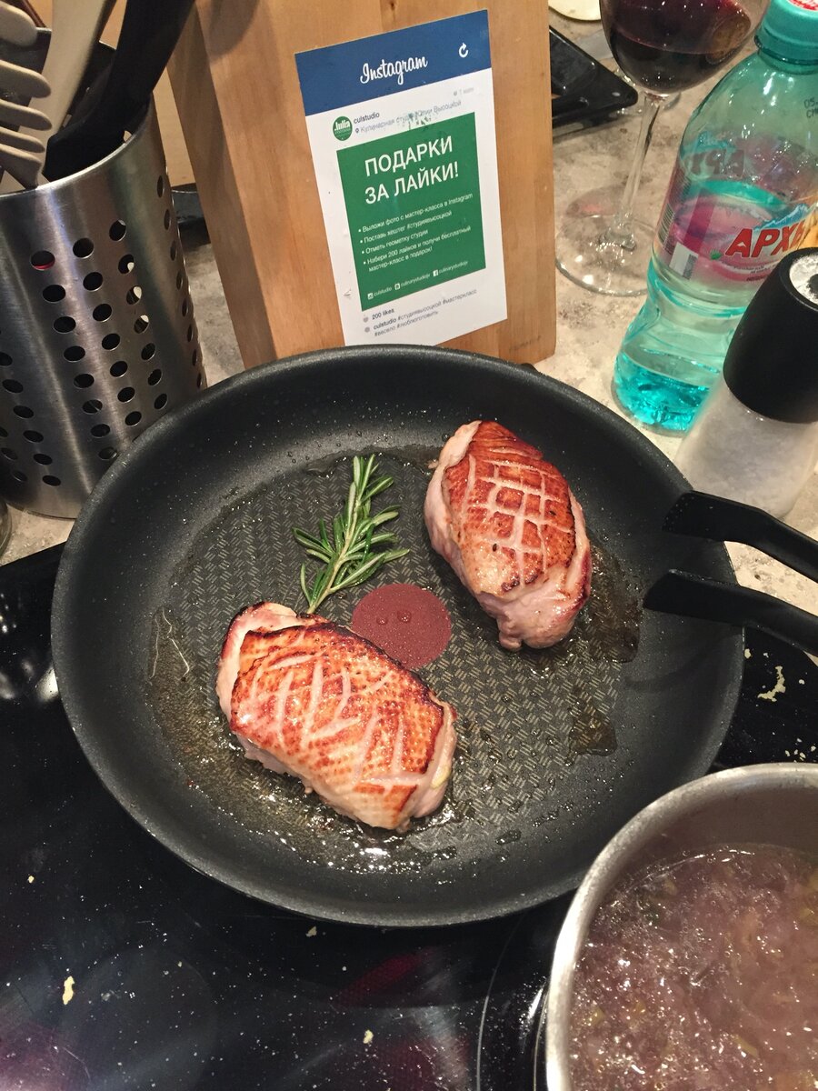 Ложкой собирайте сок с жиром и поливайте филе сверху. 