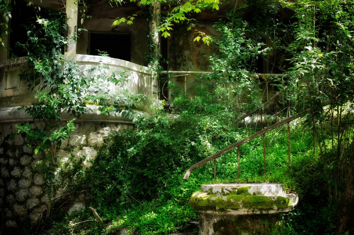 Чей-то заброшенный дом.