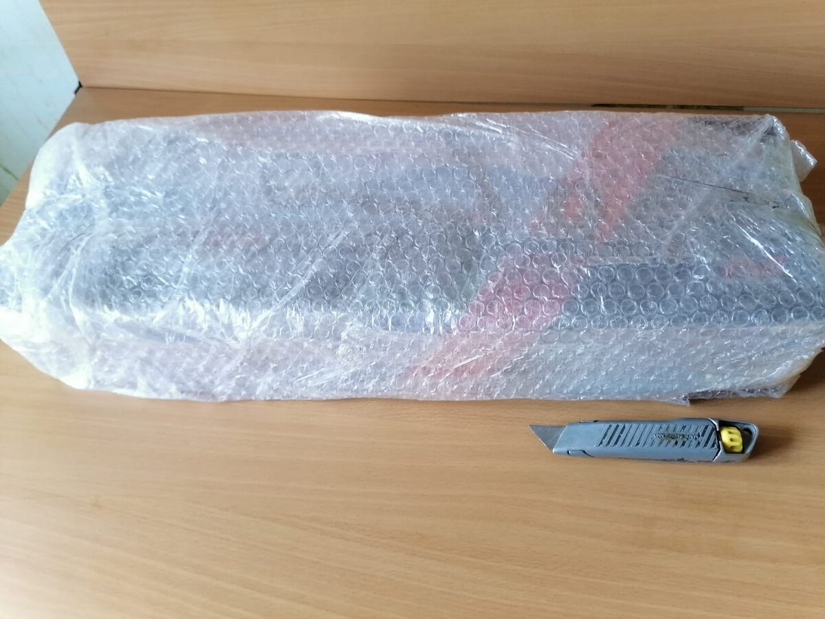 Прибор пришёл в фирменной упаковке, завёрнутый в пупырчатую плёнку. 