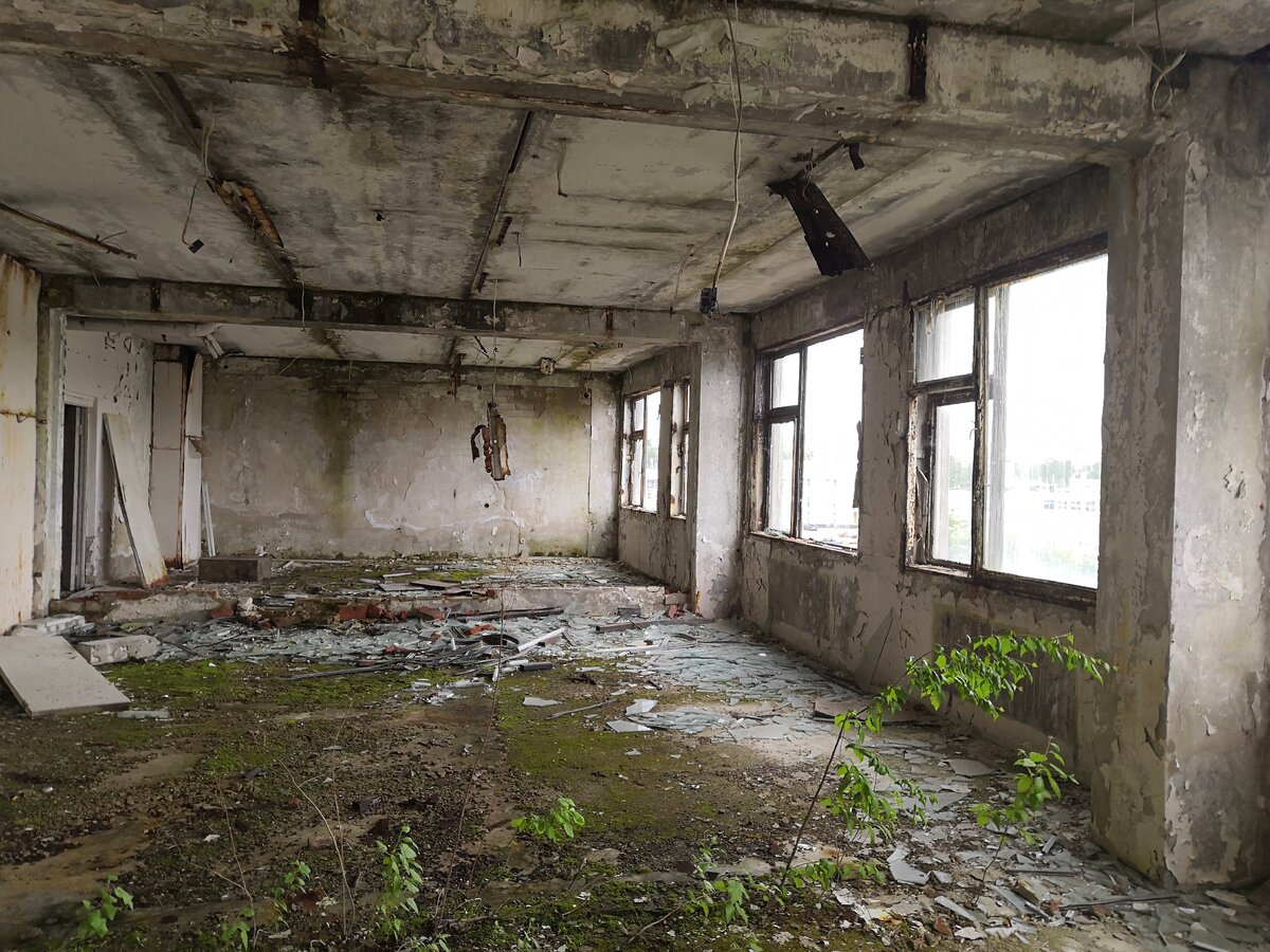 Сюда так и просится паркет, и пары, пары, то кружащиеся в вальсе, то внезапно выделывающие буги-вуги.