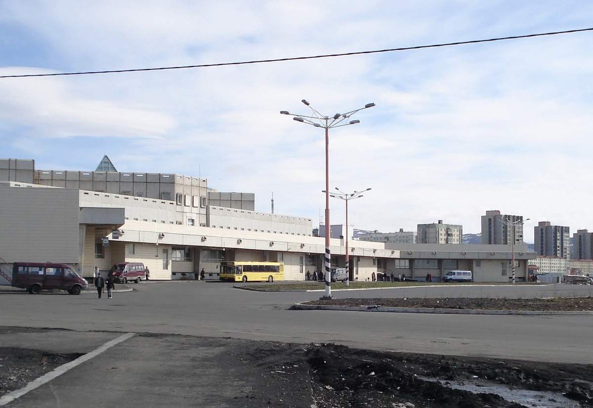 Самым грязным городом в России уже который год называют Норильск. Он также входит в десятку наиболее опасных для жизни мест на планете. Здесь в атмосферу попадает почти 2 000 000 тонн вредных веществ. По сути половина таблицы Менделеева просто витает в воздухе. 
Основной ущерб экологии приносит горно-металлургический комбинат «Норильский никель». Кстати, население города не превышает 177 000 человек. На всех этих трудяг приходит 2% вредных веществ в мире, что не может не ужасать. Не удивительно, что почва, прямо скажем, выжжена вокруг города на несколько километров. Туда, куда не добрались ядовитые газы, горожане едут отдыхать и восстанавливать здоровье. Однако вскоре та малая часть дикой природы тоже исчезнет из-за похабного отношения человека к своему дому.