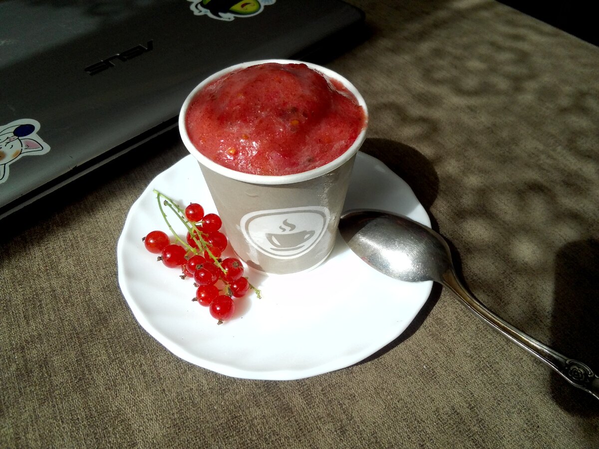 Hand-made мороженое (замороженный банан+красная смородина), 2019