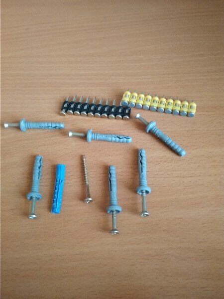 Дюбеля и гвозди для пистолета.