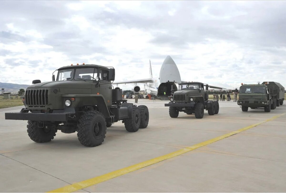 Доставка ЗРК С-400 на самолете Ан-124  на авиабазу  Murted Air Base в Турции в июле 2019
