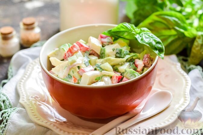 филе кальмара, авокадо, перец болгарский, огурцы свежие, зелень, сметана, соль, перец чёрный молотый