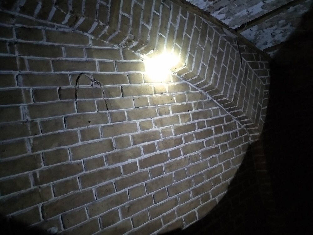 Стену в подвале выкрасили сравнительно недавно, но кирпичи - те еще, а главное, архитектура!