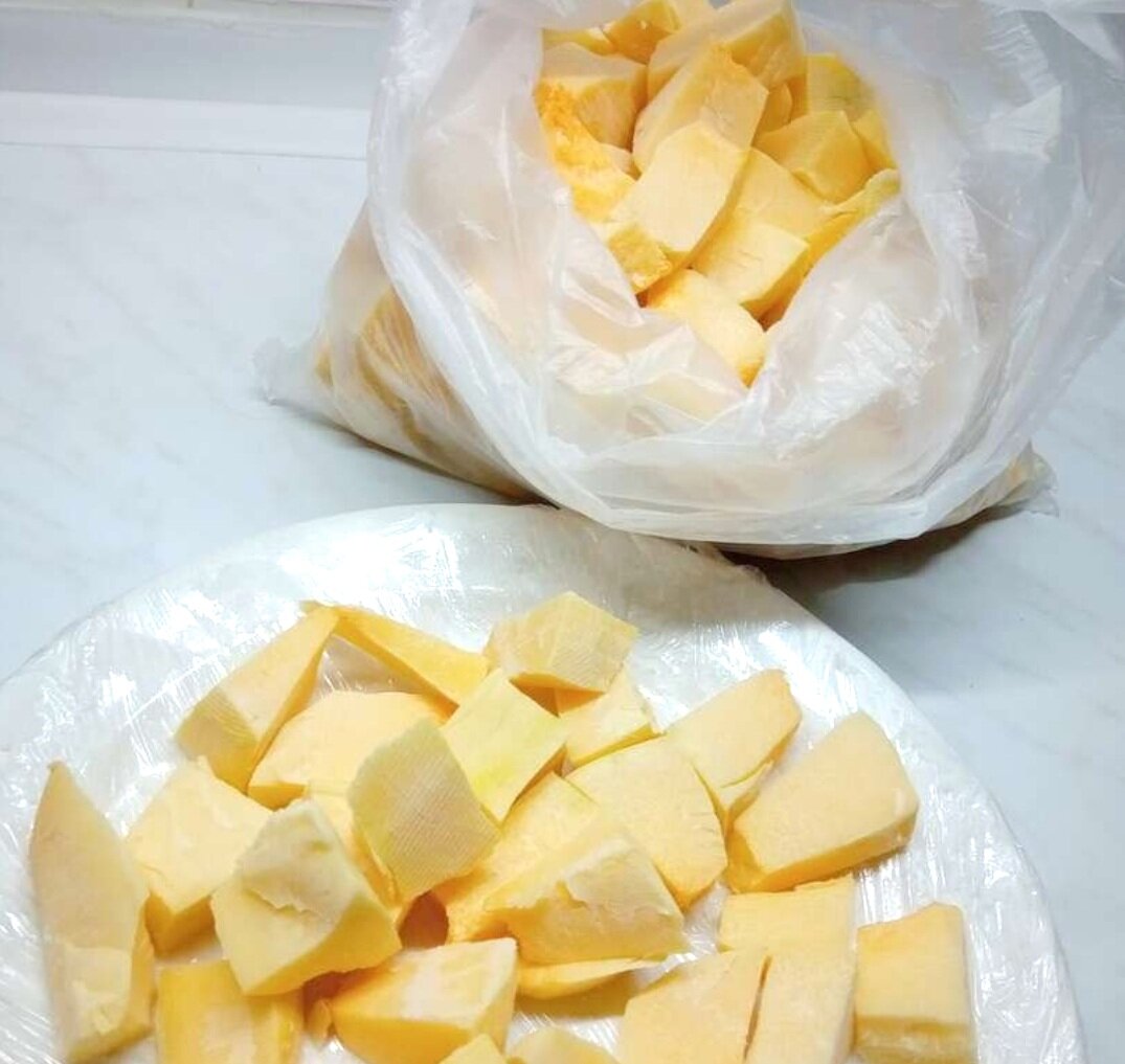 Тыква на зиму заморозка. Можно заморозить тыкву на зиму. Как заморозить тыкву на зиму в морозилке правильно. Заморозка тыквы на зиму в морозилке домашних условиях. Тыква на зиму заморозка.