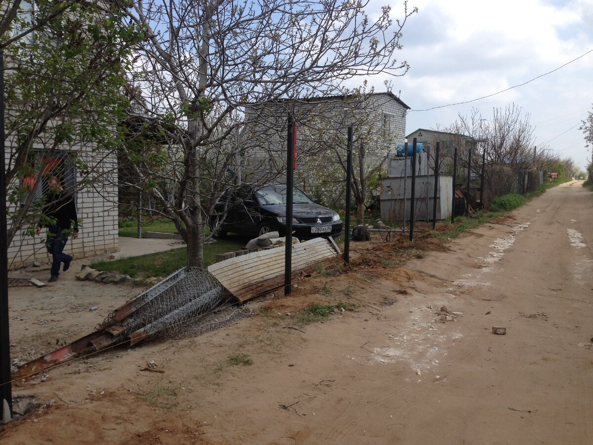 Разобрали старый забор, повтыкали столбы.