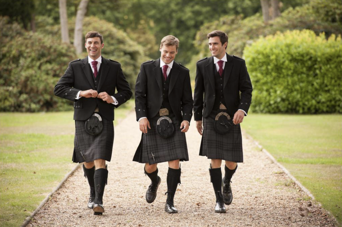 Мужчины ходят в женском. Шотландия килт. Килт Ирлан. Шотландия килт школа. "Мальчики в килтах" Виндзоры.