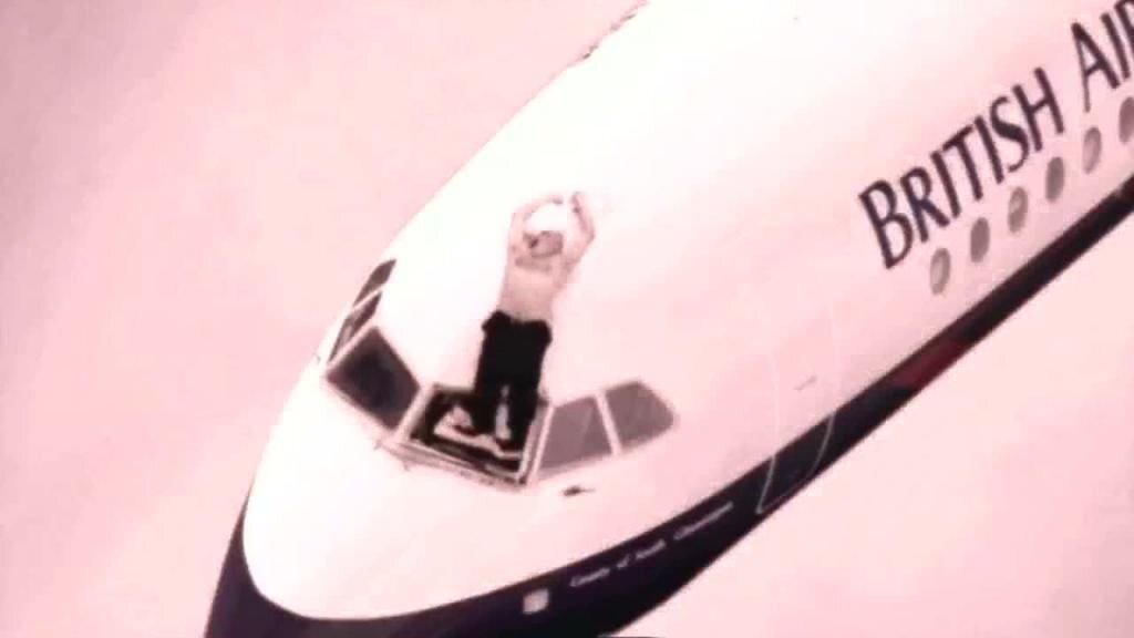 Реконструкция положения тела пилота Ланкастера. Кадр из документального сериала «Air Crash Investigations». Х