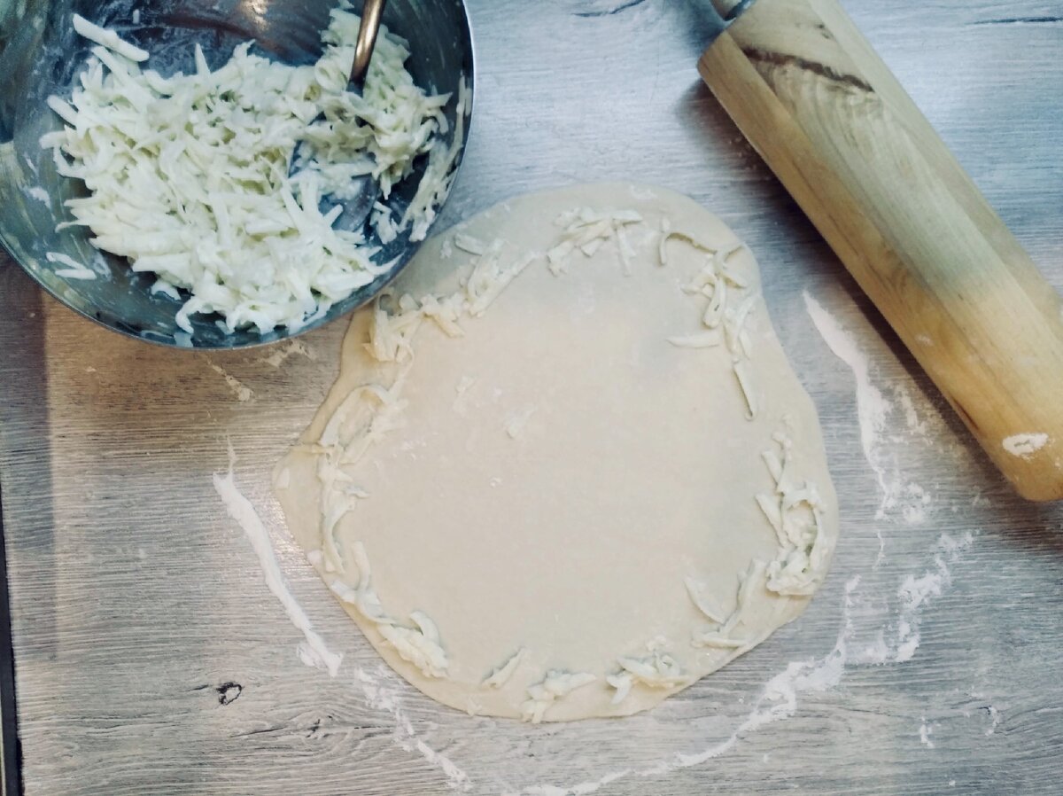 Так формируют хачапури - фото в галерее. Фото автора 