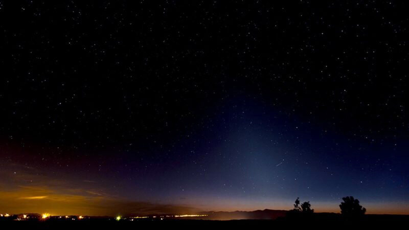 Зодиакальный свет - это рассеянный свет в форме конуса, идущий вверх от горизонта на правой стороне фотографии. Фото: earthsky.org