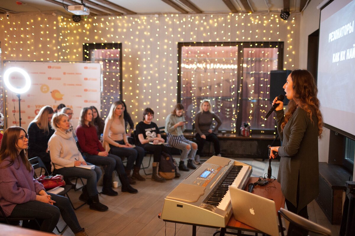 Педагог по вокалу Александра Стройцева на авторском мастер-классе для взрослых