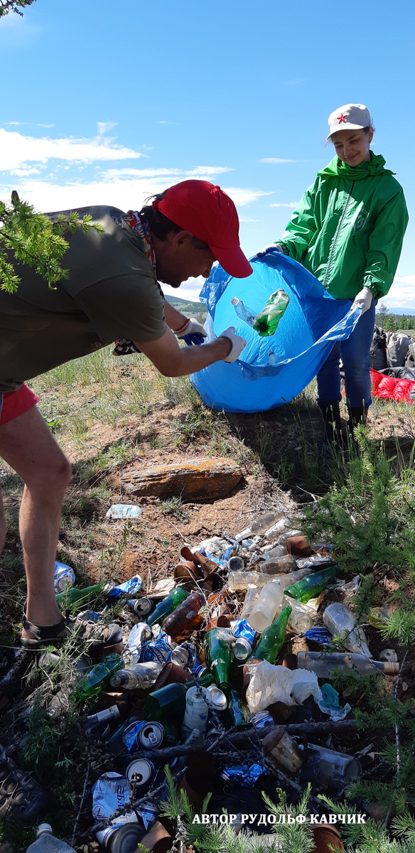 Свалки на берегу Байкала созданные отдыхающими. Вы приехали на машине, почему не забрать и не увести свой мусор!? 