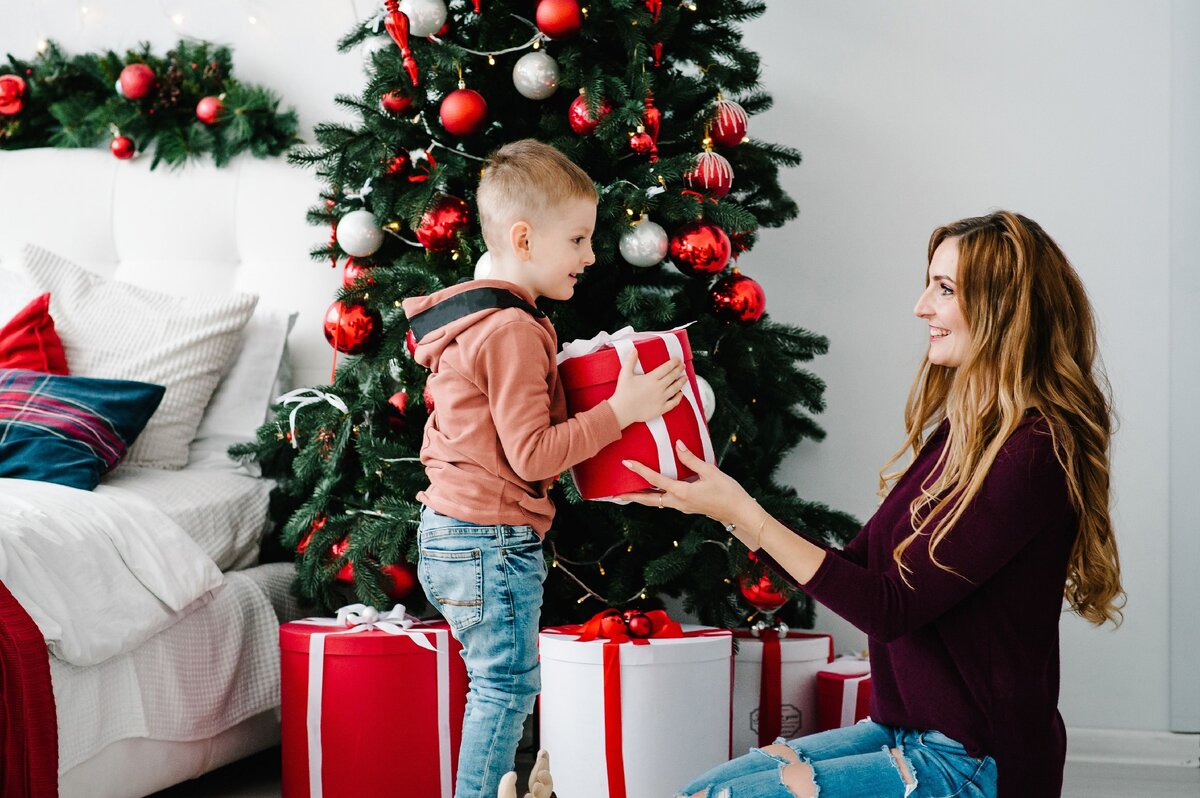 новогодняя фотосессия в свитерах. новогодняя фотосессия в свитерах с оленями. свитшоты для новогодней фотосессии. что подарить сыну на новый год. новогодние свитера для всей семьи.