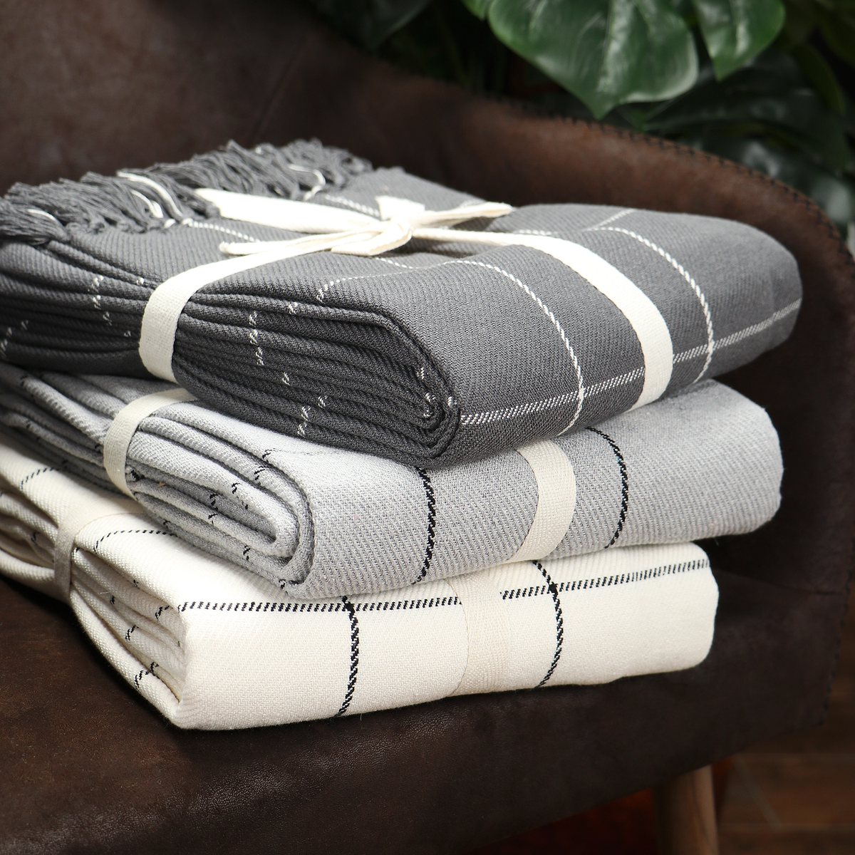 Стильный клетчатый плед, подходящий под любой интерьер. Плед из шерсти и плед из флиса, который согреет Вас в самые холодные дни. 