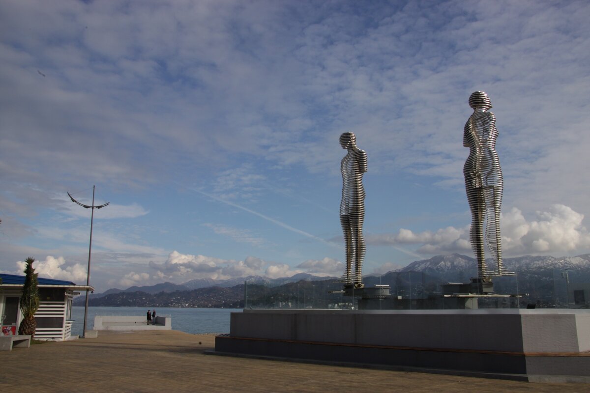 На набережной.  Движущаяся скульптурная композиция «Али и Нино»