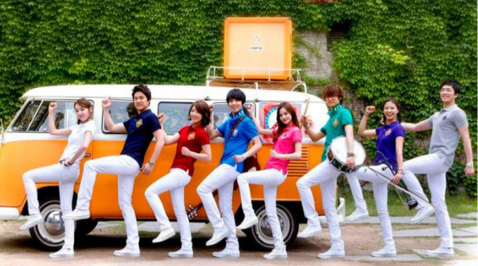 Если вы ищете милую и очаровательную мелодраматическую корейскую дораму, от которой невозможно оторваться, то «Струны души» — ваш выбор. Хоть сериал и не был особо обласкан критиками, но смотреть его интересно — он полностью погружает в свою историю. Если у вас сейчас настроение для расслабляющей и смешной дорамы, весь сюжет которой вертится вокруг любовных отношений, то «Струны души» вам точно придутся по нраву. Больше всего в дораме мне понравилось то, как начинаются отношения главных героев. Ли Шин — студент, специализирующийся на современной музыке, больше ничего его в жизни не интересует. Также он является вокалистом и гитаристом в популярной группе. А жизнь Гю Вон полностью состоит из классической музыки и попыток оправдать ожидания своей семьи. Однажды друзья Гю Вон привели ее на концерт группы Ли Шина. Как вы уже наверно догадались, девушка тут же начала испытывать симпатию к красавчику вокалисту.