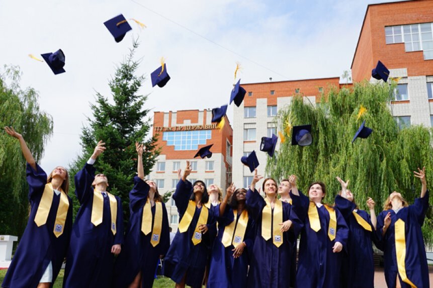 Итак, дело началось ещё в старших классах. Мне казалось, что люди, которые имеют стабильную работу несчастны, так как они вгоняют себя в рамки рутины и перестают расти как личность. Перестают рисковать, становятся скучными, ездят на один и тот же курорт каждый год потому что бояться познать что-то новое, бояться выглядеть в чужих глазах не ловко или что-то в этом духе.  Но в плане этого истина проста, если бы задашь глупый вопрос то будешь выглядеть дураком перед своим собеседником десять минут, но если ты этот вопрос не задашь, то останешься дураком на всю жизнь. 

Я не навязываю своё мнение, а делюсь с вами своим жизненным опытом, так как если вы сможете научиться на моих ошибках, то я прожил эту жизнь не напрасно. 

Я был тем самым хулиганом который травил шутки с последней парты и на уроках пытался по возможности отоспаться. В Университет я поступать не хотел изначально, так как в старших классах не мог думать не о чем кроме своей девушки. Но объяснить свою позицию родителям было естественно не возможно, так как свою точку зрения они аргументировали заученными фразами типа "Даже уборщиц сейчас на работу берут только с высшим образованием" или ", И кем ты будешь? Дворником?". Кстати почему работа дворником считается унизительной мне до сих пор не понятно, как по мне они делают намного больше для общества чем высокооплачиваемые чиновники, прокуроры или другие кабинетные, бюрократические крысы. Я скажу вам правду и ничего кроме правды, свой трудовой стаж я начал с 14-ти лет, к этому времени я уже сменил огромное количество работ. Я много работал за границей, в Европе и получал заработную плату больше чем получают мои родители имеющее высшее образование. И ни разу, еще ни одного разу у меня не спрашивали какое образование я имею и естественно не отказывали из-за отсутствия высшего.
Времечко летело и один мой глуповатый друг рассказывал, что я занимаюсь глупостями. Он каждый день ходит на курсы и к репетиторам для того, что бы сдать ЗНО (В России ЕГЭ) и иметь достойную работу, а я порчу своё будущее и в последствии буду бомжевать. Какой же был сладкий вкус победы когда я сдал ЗНО без подготовки, а он его провалил. Жизнь это не предсказуемый круговорот событий и есть в ней одна интересная закономерность. Чем больше ты относишься к делу с безразличием, тем лучше оно у тебя получается, а даже если получилось плохо то впоследствии ты даже не разочаруешься аргументируя это тем, что ты же все равно как бы относился к этому с безразличием. 
Я сдал ЗНО и поступил в один из университетов города Харькова, для того что бы быть ближе к своей девушке (Название университета я называть не буду, что бы никого не обидеть, скажу лишь то, что я поступил на психолога). 

И первое ощущение было, что я реально попал в стадо, некоторые люди которые учились со мной были прямо нереально тупыми и некоторые преподаватели кстати были не исключением. Я размышлял о том как мы со столь разными уровнями интеллекта и впоследствии будем иметь одинаковые дипломы и пришёл к выводу, что диплом нужен обывателю лишь для подтверждения своего уровня интеллекта в котором он естественно сомневается. 

Что такое университет? Я сейчас объясню вам лаконично, а вы попробуйте с этим не согласиться.
Это система которая фундаментально построена на коррупции и доит со студентов деньги для того что бы выдать ламинированную бумажку которая якобы подтверждает уровень интеллекта человека который её получил и которая (извините за тавтологию) впоследствии никак не пригодиться. 
Не пригодиться вообще. Высшее образование это обман, как и дальнейшая перспектива которую вам обрисовывает ваш университет. Вся эта система нужна лишь для того, что бы давать преподавателям рабочие места и возможность зарабатывать на коррупции. Нас всех конкретно обманывают и начинаю делать это с самого детства. 

В общем я решил забрать свои документы из высшего учебного заведения, так как прямо как в песне Макса Коржа я сделал выбор жить в кайф. И тут началось самое интересное. Все, абсолютно все уговаривали меня этого не делать. И в этом моменте жизни я задумался, а имею ли я право выбора вообще? Имеете ли вы люди право выбора? Или наша дорога уже предначертана? Детский сад, школа, университет, работа, пенсия кладбище. О таком будущем своих правнуком мечтали наши деды которые накрывали своими телами немецкие пулеметы что бы выиграть войну? Я думаю что нет. 

Документы мои мне отдавать не хотели и сказали что я должен учиться дальше. И тут я уже начал чувствовать себя будто в романе Оруэлла "1984" и тут я осознал что вся эта система создана для того, что бы промывать студентам мозги, для того что бы навязывать и патриотизм, говорить о долге перед родиной и не учить стадо, а наоборот его отуплять. 

Декан вызвонил мою маму и попросил её приехать, мы зашли в кабинет и у меня спросили почему я хочу уйти, я сказал что мне не нравиться их инкубатор и я хочу учиться самостоятельно, но что он мне ответил, что это не они инкубатор, а что это я цыплёнок.
Я был в шоке от тупости человека который к тому же занимает в университете пост декана, это то же самое ляпнуть, что это не мы государство, а что это я гражданин. 
В общем я с горем пополам от туда смылся, а потом мой друг который остался там, писал что куратор, настраивал всю остальную группу против меня и рассказывал, что я глупый выпендрёжник, высокого мнения о себе и вообще не надо быть, таким как я, будьте в серой массе не задавайте лишних вопросов и не высовывайте голову и от этого в вашей жизни будет всё хорошо. От нашей системы образование Оруэлл вертится в гробу и он на тот период жизни стал для меня провидцем и наставником. 

После ухода из университета я прочитал более 200 книг, побывал в 11 странах, получил ещё 2 диплома, познакомился с кучей прекрасных людей и не жалел ни секунды за свой поступок. 

Всегда думайте своей головой и помните о том, что лучшее образование в мире это самообразование. 

С Уважением 

Коля Банди