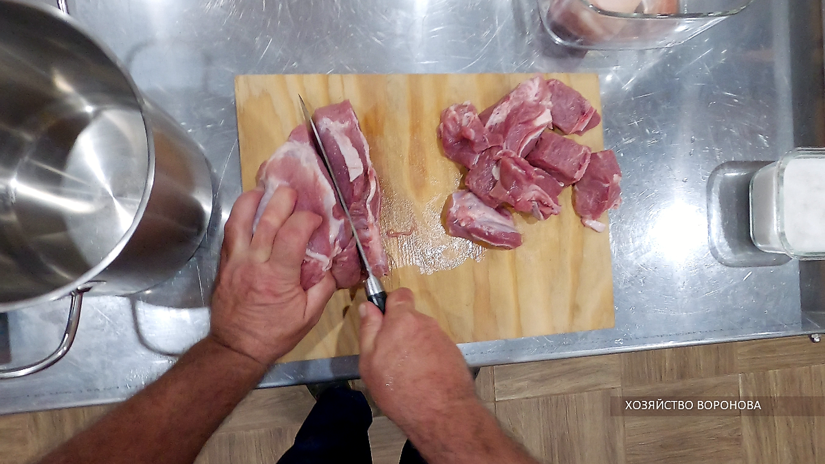 Нарезка мяса свинины перед маринованием