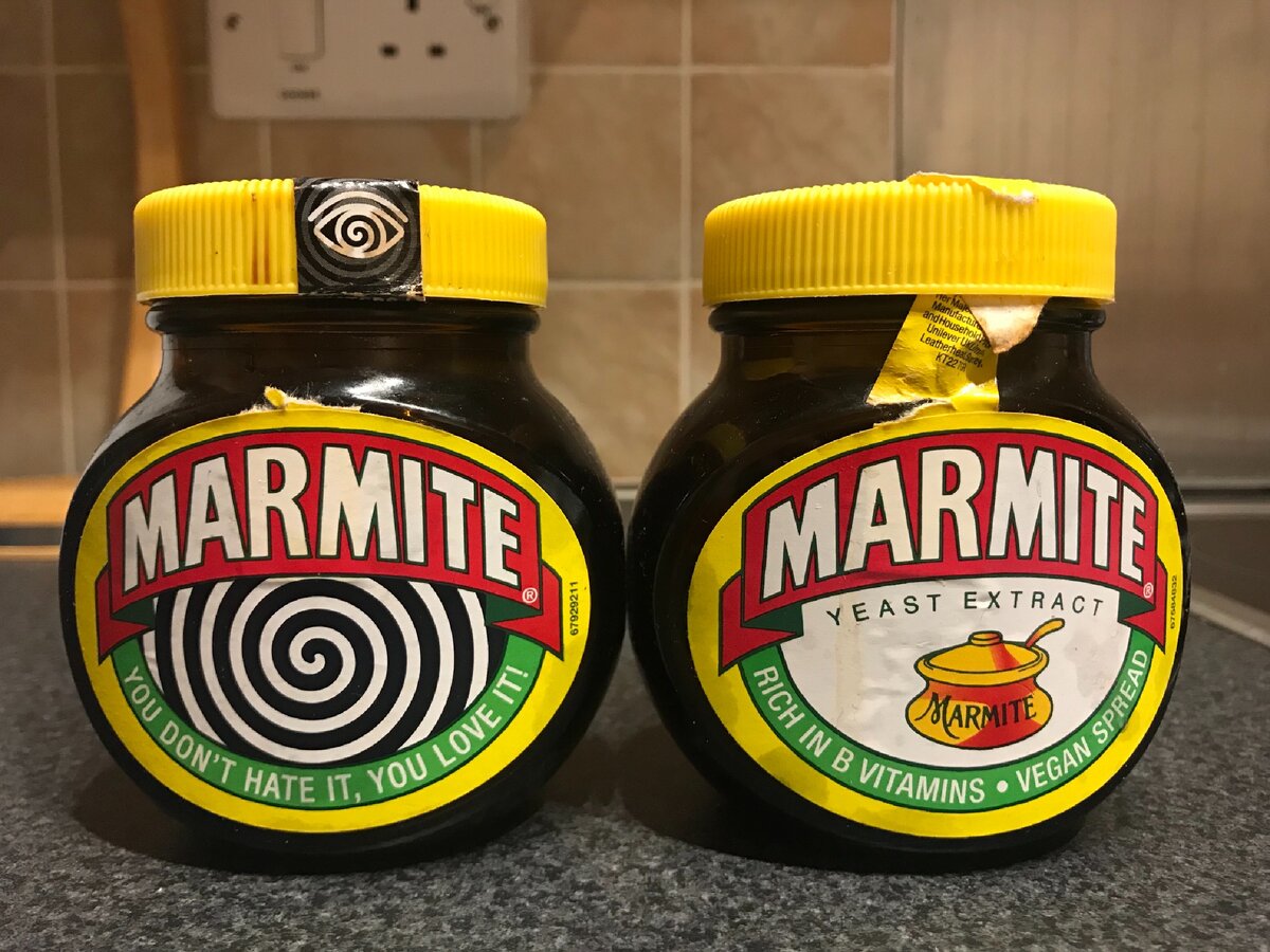 Спред Мармайт. Всегда яркая упаковка. Упаковка слева пытается загипнотизировать, чтобы влюбить клиента в Мармайт - «Ты не ненавидишь его, ты любишь его!». Фотография из личного архива.