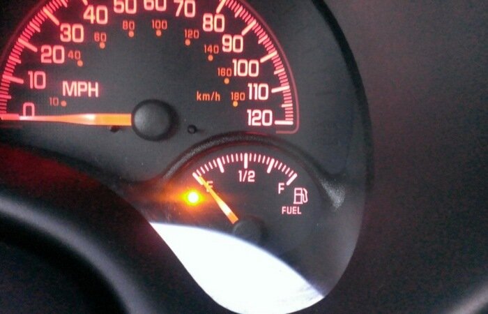 Сколько в баке остается литров бензина, когда загорается лампочка
