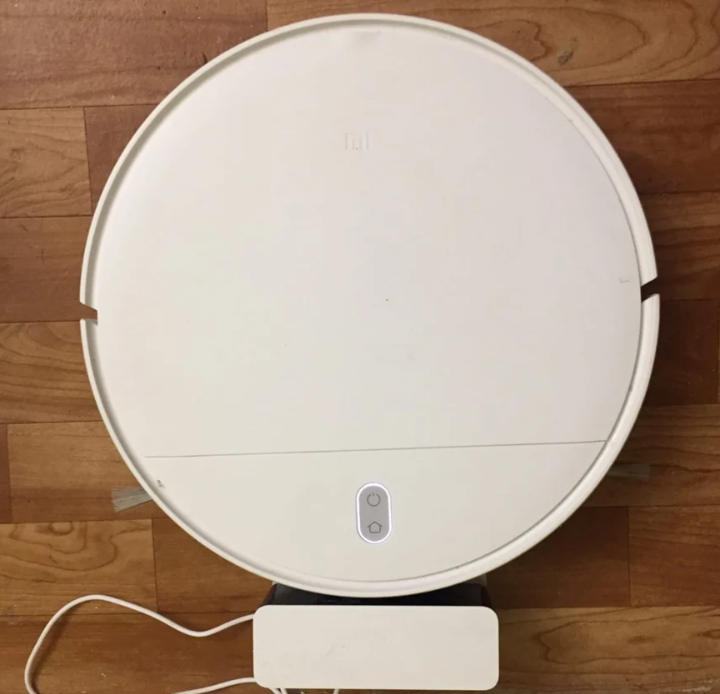 У нас модель Xiaomi Mi Robot Vacuum-Mop Essentia за 14 тысяч р.