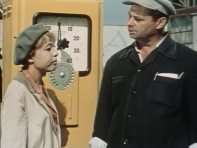 королева бензоколонки тракторист. королева бензоколонки людмила. панас петрович королева бензоколонки. королева бензоколонки фильм 1962. королева бензоколонки фильм 1962.