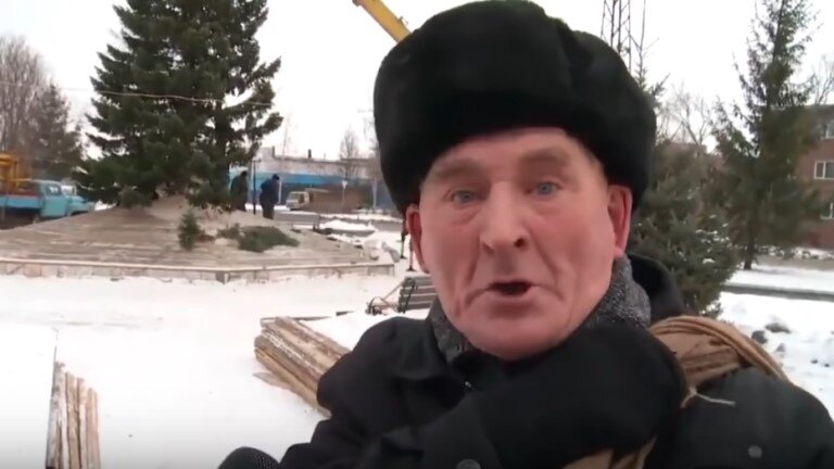 Впрочем, «елочки» нравятся не всем. Пенсионера Вячеслава Степановича из Бийска, как вы знаете, установленная в городе елка оставила равнодушным, но это другая история;)