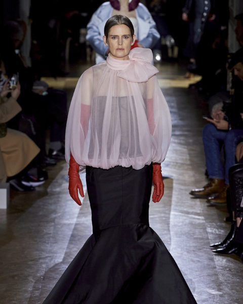 СТЕЛЛА ТЕННАНТ ИДЕТ ПО ПОДИУМУ ВО ВРЕМЯ ПОКАЗА VALENTINO HAUTE COUTURE ВЕСНА / ЛЕТО 2020 В РАМКАХ НЕДЕЛИ МОДЫ В ПАРИЖЕ В ЯНВАРЕ 2019 Г. (ФОТО: IMAXTREE)