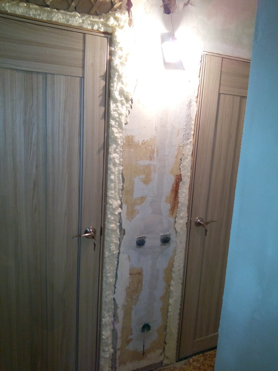 Разобрал пластиковые панели в ванной \"сталинки\", а там все в ржавчине ...