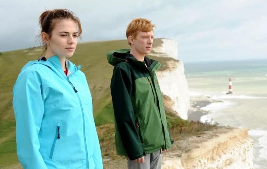 В эпизоде 2013 года Black Mirror Be Right Back Скорбящая женщина взаимодействует с цифровым воссозданием своего мертвого бойфренда.